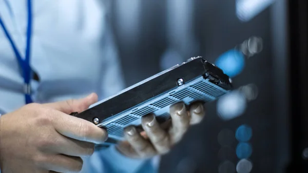 In Fully Working Data Center IT Engineer is Holding Hard Drive. Detailed and Technically Accurate Footage. — Stock Photo, Image