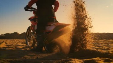 Fmx kir Bisiklet büküm tam gaz kolu ve onun arka tekerlek kumla içine kazma üzerinde profesyonel binici görüntülerini arkadan görünüm.