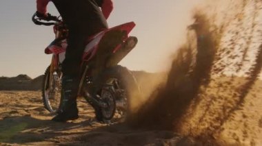 Fmx kir Bisiklet büküm tam gaz kolu ve onun arka tekerlek kumla içine kazma üzerinde profesyonel binici görüntülerini arkadan görünüm.
