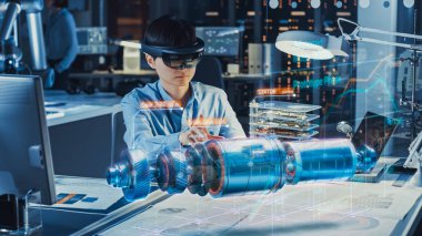 Ar Kulaklık takan Endüstriyel Fabrika Baş Mühendisi Holografik Projeksiyon Projesi 'nde bir elektrikli motor prototipi tasarlıyor. Karışık Teknoloji Uygulamasının Geleceği Sanal Tasarımı.