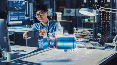 Akıllı Telefon ile Endüstriyel Mühendis Çalışıyor Artırılmış Sanal Gerçeklik Projesi ile Elektrik Jeneratörü Prototipinin 3d Modeli. Sanal Karışık Gerçeklik Uygulamasının Geliştirilmesi.