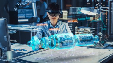 Ar Kulaklık takan Endüstriyel Fabrika Baş Mühendisi Holografik Projeksiyon Projesi 'nde bir elektrikli motor prototipi tasarlıyor. Karışık Teknoloji Uygulamasının Geleceği Sanal Tasarımı.