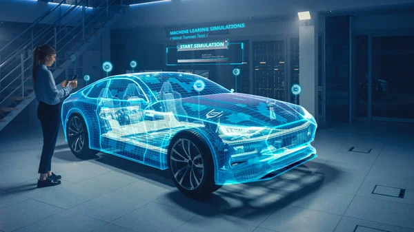 여성 자동차 기술자는 자동차 설계 분석 과 개선을 위해 증강현실을 갖춘 디지털 태블릿을 사용 한다. 3D 그래픽 시각화는 완전히 개발 된 차량 프로토타입 분석 및 최적화 — 스톡 사진