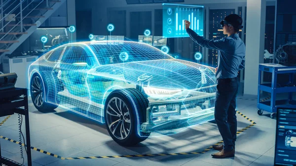 Автомобильный инженер использует гарнитуру виртуальной реальности для анализа и улучшения дизайна виртуальных электромобилей. 3D графика Визуализация показывает полностью разработанный прототип транспортного средства, проанализированный оптимизирован — стоковое фото