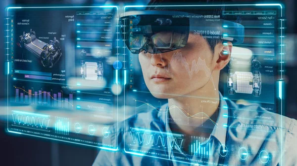 Ipari gyár főmérnök viselő Ar headset Tervezi a prototípus egy elektromos autó alváz a holografikus vetítés terv. Vegyes technológiai alkalmazás futurisztikus virtuális tervezése. — Stock Fotó