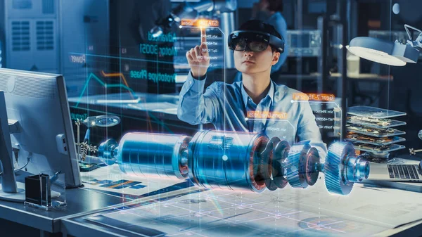 Industrial Factory Chief Engineer Wearing AR Headset Projeta um protótipo de um motor elétrico no plano de projeção holográfico. Projeto virtual futurista de aplicação de tecnologia mista . — Fotografia de Stock