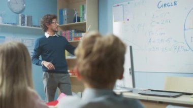 Öğretmen, Beyaz Tahtada Bilimsel Formülleri ve Verileri Gösteren, Parlak Çeşitli Çocuklarla dolu bir sınıfa Dersi Açıklıyor. İlkokulda, bir grup zeki çocuğun bilim öğrenme grubunda. Yay Vuruşu