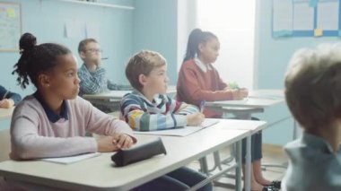 Çeşitli Parlak Çocuklar İlköğretim Sınıfı Öğretmenlerinin Verdiği Dersi Dikkatle Dinliyor. Okuldaki Zeki Genç Çocuklar Büyük Bilim Adamı, Doktor, Programcı, Astronot Olmayı Öğreniyor