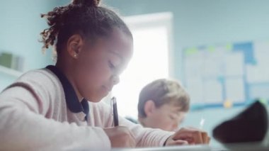 İlköğretim Sınıfı 'nda Siyah Kız Egzersiz Defteri Yazıyor, Sınav Yapıyor. Çeşitli Parlak Çocuklar Sınıfı Özenle Çalışıyor, Öğreniyor. Düşük Açı Kenar Görünümü Portresi