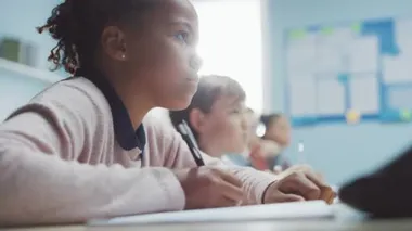 İlköğretim Sınıfı 'nda Siyah Kız Egzersiz Defteri Yazıyor, Sınav Yapıyor. Çeşitli Parlak Çocuklar Sınıfı Özenle Çalışıyor, Öğreniyor. Düşük Açı Kenar Görünümü Portresi