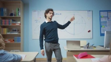 Çok Irklı Çocuklar İlköğretim Okulu Öğrenme Bilimi ve Yaratıcı Düşünme Grubu 'nda, Çeşitli Parlak Çocuklarla dolu Sınıfa Öğretmenin Portresini Büyüt. Hareket eden Kamera