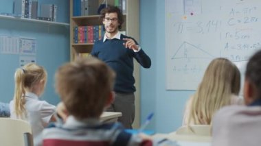 Coşkulu Öğretmen, Parlak Çeşitli Çocuklarla dolu bir sınıfa, Geometri ve Matematik dersi veriyor. Çok Irklı Çocuklar İlköğretim Okulu 'nda Bilim Öğrenme, Yaratıcı Düşünce