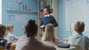 Coşkulu Öğretmen, Parlak Çeşitli Çocuklarla dolu bir sınıfa, Geometri ve Matematik dersi veriyor. Çok Irklı Çocuklar İlköğretim Okulu 'nda Bilim Öğrenme, Yaratıcı Düşünce