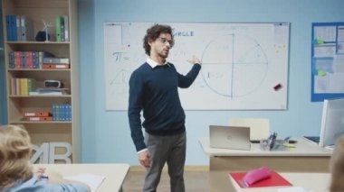 Çok Irklı Çocuklar İlköğretim Okulu Öğrenme Bilimi ve Yaratıcı Düşünme Grubu 'nda, Çeşitli Parlak Çocuklarla dolu Sınıfa Öğretmenin Portresini Büyüt. Hareket eden Kamera