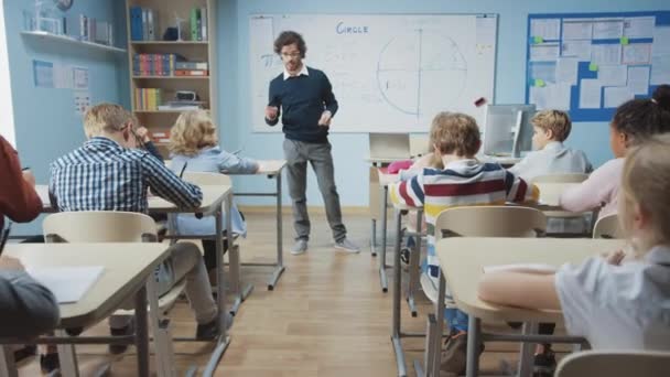 Zoom In Portrait of Teacher Explaining Lesson to a Classroom Full of Diverse Bright Children, In Elementary School Group of Smart Multiethnic Kids Learning Science and Creative Thinking. Κινούμενη κάμερα — Αρχείο Βίντεο