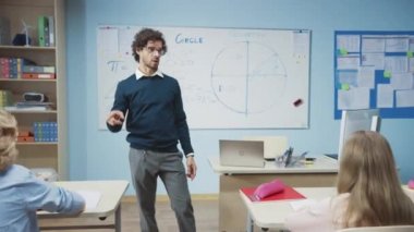 Çok Irklı Çocuklar İlköğretim Okulu Öğrenme Bilimi ve Yaratıcı Düşünme Grubu 'nda, Çeşitli Parlak Çocuklarla dolu Sınıfa Öğretmenin Portresini Büyüt. Hareket eden Kamera