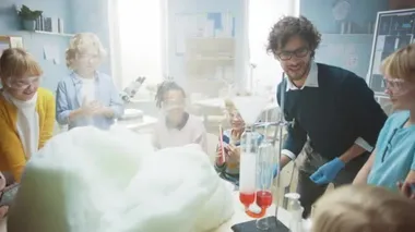 İlköğretim Okulu Kimya Sınıfı: Coşkulu Öğretmen, Beher 'de kimyasalları karıştırıp köpük atarak (Fil Diş macunu) çeşitli çocuklar bilim reaksiyon deneyleri öğretiyor)