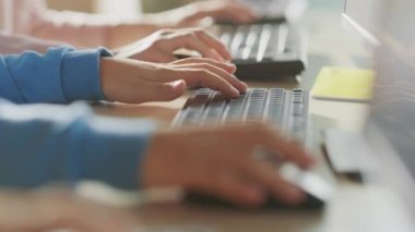 İlköğretim Okulu Bilgisayar Bilimi Sınıfı: Kişisel Bilgisayarlarda Çalışan, Klavyede Yazan, Bilgisayar Fare Kullanan Akıllı Öğrenci Sınıfı. Modern eğitim alan okul çocukları. Eller 'e odaklan