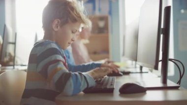İlköğretim Okulu Sınıfı: Akıllı Çocuk Kişisel Bilgisayar Kullanıyor, İnterneti Güvenli Kullanmayı Öğreniyor, Yazılım Kodlaması İçin Programlama Dili. Modern eğitim alan okul çocukları. Portre Çekimi