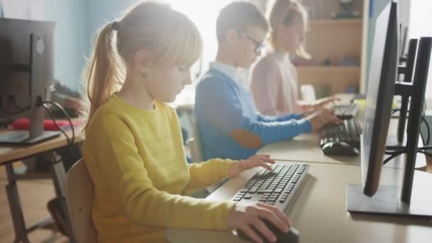 Általános Iskola Számítástechnika Tanterem: Aranyos kislány használ személyi számítógép, Tanulás programozási nyelv szoftver kódolás. Az iskolások modern oktatásban részesülnek. Oldalnézet Portré — Stock videók