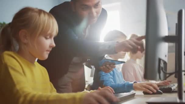 Grundskola Science Classroom: Lärare Förklarar för en smart liten skolflicka hur man använder persondator, för att lära sig programmeringsspråk som behövs för programvarukodning. Modern utbildning under utveckling — Stockvideo