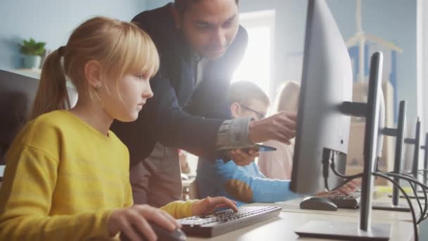 Sala de aula de ciências da escola primária: Entusiástico professor conversa com um menino da escola inteligente. Usando o computador pessoal para aprender a linguagem de programação e codificação de software. Crianças obtendo educação moderna — Vídeo de Stock