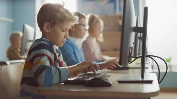 Grundskola datavetenskap Klassrum: Smart Little Boy använder persondator, lära sig att använda Internet säkert, programmering språk för programvarukodning. Modern utbildning. Porträtt Visa — Stockvideo
