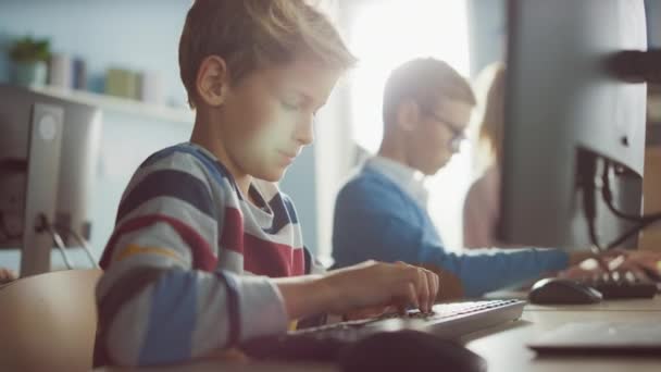 Клас початкової школи: Смарт-хлопчик використовує персональний комп'ютер, навчаючись безпечно використовувати Інтернет, мова програмування для програмного кодування. Школярі отримують сучасну освіту. Портрет Постріл — стокове відео