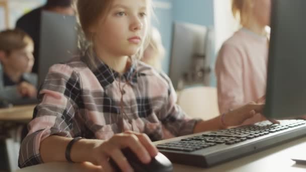 Scuola elementare aula di informatica: Ritratto di una ragazza sveglia intelligente utilizza Personal Computer, Informatica di apprendimento, Sicurezza Internet, Linguaggio di programmazione per la codifica del software. Istruzione moderna — Video Stock