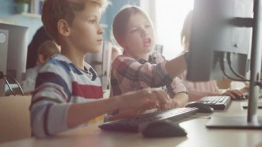 İlköğretim Okulu Bilgisayar Bilimi Sınıfı: Kişisel Bilgisayar, Bilgi Alma, İnternet Güvenliği, Yazılım Kodlaması İçin Programlama Dili Kullanırken Akıllı Kız ve Çocuğun Konuşmasının Portresi