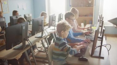 İlköğretim Okulu Bilgisayar Bilimi Sınıfı: Kişisel Bilgisayarlar, Bilgi Toplama, İnternet Güvenliği, Yazılım Kodlaması İçin Programlama Dili kullanan Çeşitli Küçük Akıllı Öğrenciler Grubu