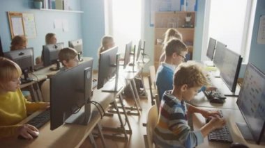 İlköğretim Okulu Bilgisayar Bilimi Sınıfı: Kişisel Bilgisayarlar, Bilgi Toplama, İnternet Güvenliği, Yazılım Kodlaması İçin Programlama Dili kullanan Çeşitli Küçük Akıllı Öğrenciler Grubu