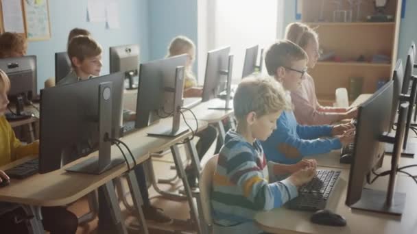 Informatikunterricht in der Grundschule: Vielfältige Gruppe kleiner intelligenter Schüler, die Personal Computer verwenden, Informatik, Internetsicherheit, Programmiersprache für Softwarekodierung lernen — Stockvideo