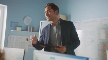 Okul Sınıfı: Coşkulu ve Motivasyonlu Öğretmenin Dijital Tablet Bilgisayarı Kullanarak Portresi Akıllı Çocuklara Ders Açıklıyor. Modern eğitim alan öğrenciler. Sadece Öğretmen