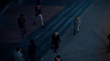 Yüksek Açı Ofis Yöneticileri ve İş Adamları Sabah İşe İşe Dönüş ya da Ayağın Üzerinde Akşam Ofisinden. Yayalar çok şık giyinidirler. Akıllı Telefonları Tutan Başarılı İnsanlar.