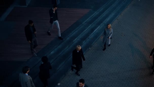 High Angle Shot of Office Managers and Business People Commuting to Work in the Morning ou do Office in the Evening on Foot. Os pedestres estão vestidos de forma inteligente. Pessoas de sucesso Segurando Smartphones . — Vídeo de Stock