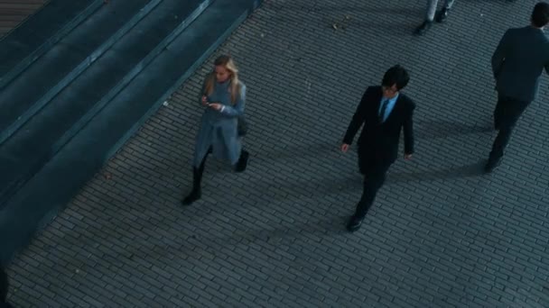 High Angle Shot of Office Managers and Business People Commuting to Work in the Morning ou do Office in the Evening on Foot. Os pedestres estão vestidos de forma inteligente. Pessoas de sucesso Segurando Smartphones . — Vídeo de Stock