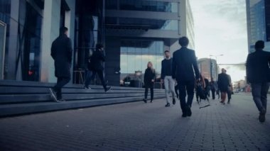 Ofis Yöneticileri ve İş Adamları Bulutlu Bir Gün 'de Sabah İşe Gidiş Gidiş Gidiş Gidiş Gidiş Gidiş Gidiş Yapıyor. Yayalar her zaman şık giyinirler. Akıllı Telefonları Tutan Başarılı İnsanlar.