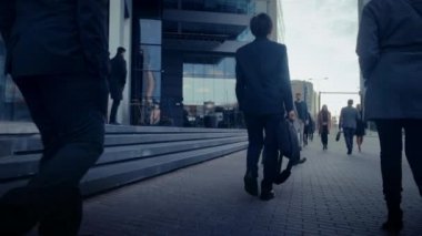Ofis Yöneticileri ve İş Adamları Bulutlu Bir Gün 'de Sabah İşe Gidiş Gidiş Gidiş Gidiş Gidiş Gidiş Gidiş Yapıyor. Yayalar her zaman şık giyinirler. Akıllı Telefonları Tutan Başarılı İnsanlar.