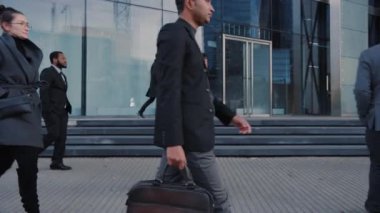 Ofis yöneticileri ve iş adamları sabah işe giderken ya da şehir merkezinde Bulutlu bir günde ofisten işe giderken. Yayalar her zaman şık giyinirler. Akıllı Telefonları Tutan Başarılı İnsanlar.