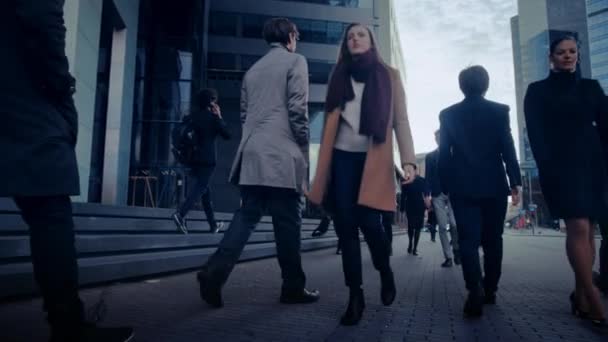 Office Managers en Business People pendelen naar het werk in de ochtend of van kantoor op een bewolkte dag te voet. Voetgangers zijn slim, casual gekleed. Succesvolle mensen die smartphones vasthouden. — Stockvideo