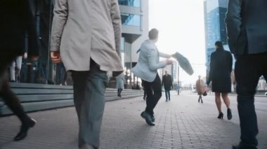 Gri Ceketli Neşeli Genç İş Adamı Şehir Caddesinde Aktif Dans Ediyor. Ofis Müdürü işe gidip gelen kalabalık ofis kalabalığından geçiyor. Elinde deri bir çanta var..