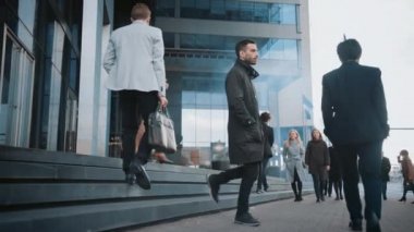 Çeşitli ve Çok Kültürlü Büro Yöneticileri ve İş Adamları Sabah İşe İşe Dönüş ya da Ayağında Güneşli Bir Gün Ofisi 'nden. Kadın ve Erkek Ofisten dönerken konuşuyor ve gülümsüyor.