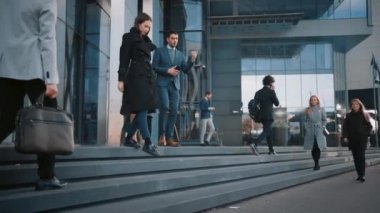 Çeşitli ve Çok Kültürlü Büro Yöneticileri ve İş Adamları Sabah İşe İşe Dönüş ya da Ayağında Güneşli Bir Gün Ofisi 'nden. Kadın ve Erkek Ofisten dönerken konuşuyor ve gülümsüyor.