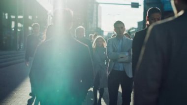 Ofis Yöneticileri ve İş Adamları Sabah İşe İşe İşe Dönüş ya da Ayağında Güneşli Bir Gün 'de Ofis' ten. Yayalar her zaman şık giyinirler. Başarılı insanlar ciddi ve konsantre görünürler..