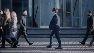 Ofis Yöneticileri ve İş Adamları Sabah İşe İşe İşe Dönüş ya da Ayağında Güneşli Bir Gün 'de Ofis' ten. Yayalar her zaman şık giyinirler. Başarılı insanlar ciddi ve konsantre görünürler..