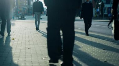 Ofis Yöneticileri ve İş Adamları Sabah İşe İşe İşe Dönüş ya da Ayağında Güneşli Bir Gün 'de Ofis' ten. Yayalar her zaman şık giyinirler. Başarılı insanlar ciddi ve konsantre görünürler..