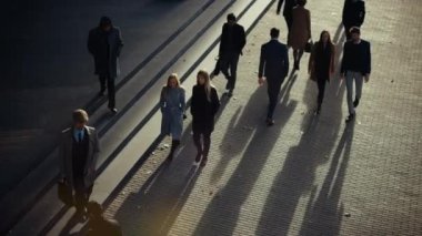 Ofis Yöneticileri ve İş Adamları Sabah İşe İşe İşe Dönüş ya da Ayağında Güneşli Bir Gün 'de Ofis' ten. Yayalar çok şık giyinidirler. Şehir merkezinde Yürüyen Başarılı İnsanlar. Yukarıdan Görüntü.