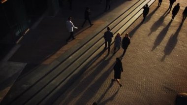 Ofis Yöneticileri ve İş Adamları Sabah İşe İşe İşe Dönüş ya da Ayağında Güneşli Bir Gün 'de Ofis' ten. Yayalar çok şık giyinidirler. İki İşadamı Tokalaşıyor. Yukarıdan Görüntü.