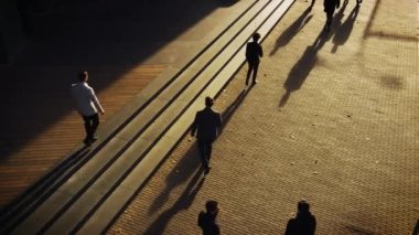 Ofis Yöneticileri ve İş Adamları Sabah İşe İşe İşe Dönüş ya da Ayağında Güneşli Bir Gün 'de Ofis' ten. Yayalar çok şık giyinidirler. İki İşadamı Tokalaşıyor. Yukarıdan Görüntü.